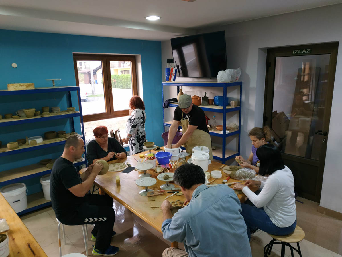40 polaznika na prvom tečaju Uvod u keramiku i lončarstvo