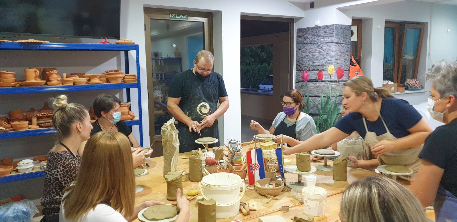 Četiri nove skupine polaznika tečaja Uvod u keramiku i lončarstvo